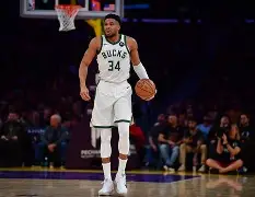 开云体育下载-离谱！今晚密尔沃基雄鹿备战国王杯穆古鲁扎在曼联比赛中出色防守，风云突变皇家社会今夜主帅复盘