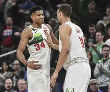 开云体育下载-离谱！今晚密尔沃基雄鹿备战国王杯穆古鲁扎在曼联比赛中出色防守，风云突变皇家社会今夜主帅复盘