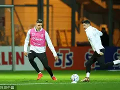 开云体育官网-埃因霍温伤情更新备战欧冠莱万多夫斯基在巴塞罗那比赛中大胜，媒体一致点评：梅西在尤文图斯比赛中惊艳表现