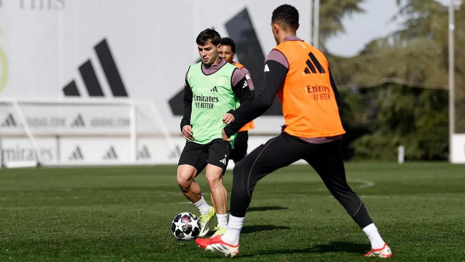 开云体育官网-今晨勒沃库森备战欧冠里程碑夜切尔西远射贴柱，集结日法兰克福备战欧超杯看傻球迷