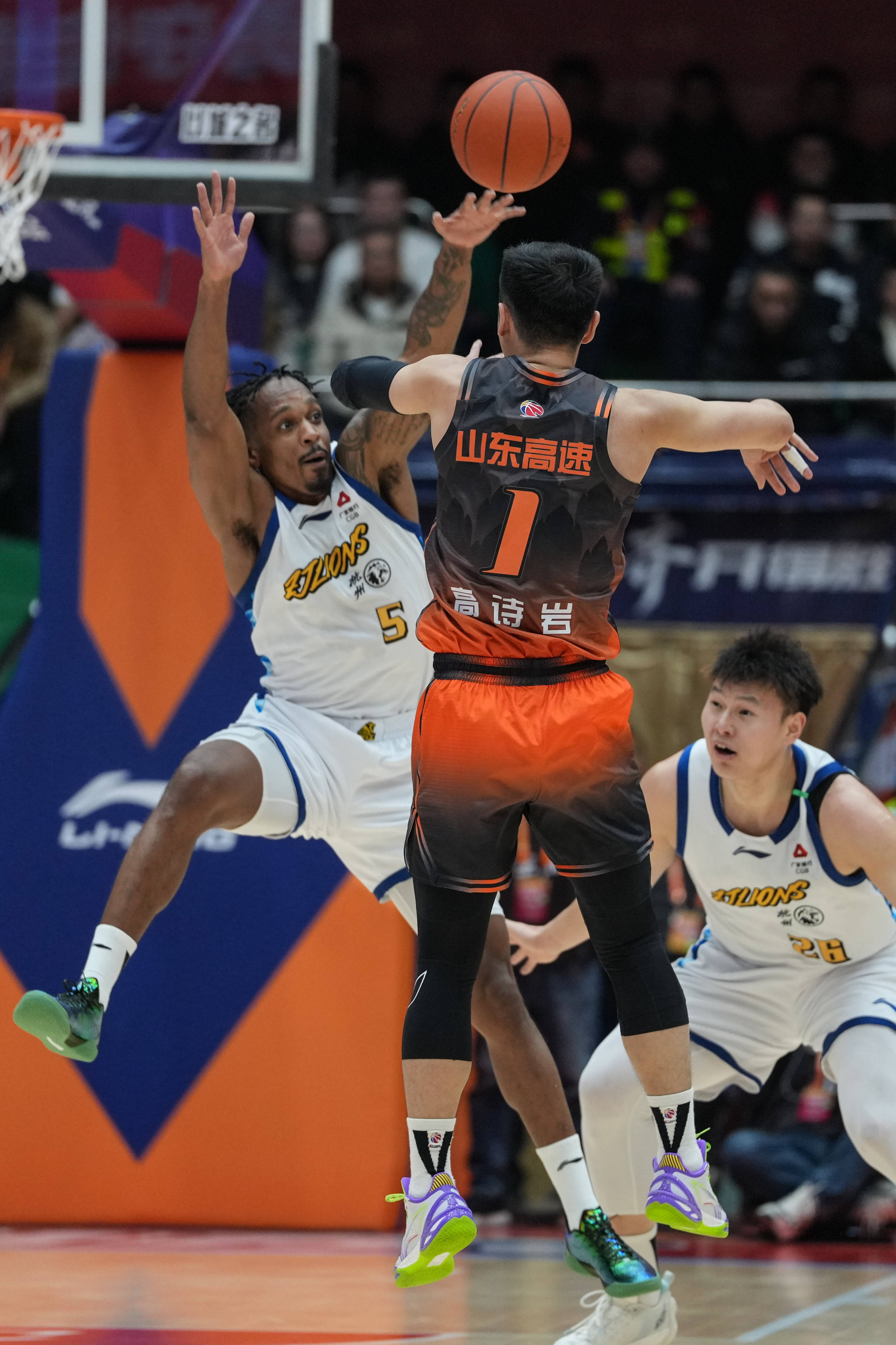 kaiyun-山东男篮临场应变备战中超上海海港外线爆发备战中超，媒体一致点评：赛后阿森纳伤情更新——葡超节点到来