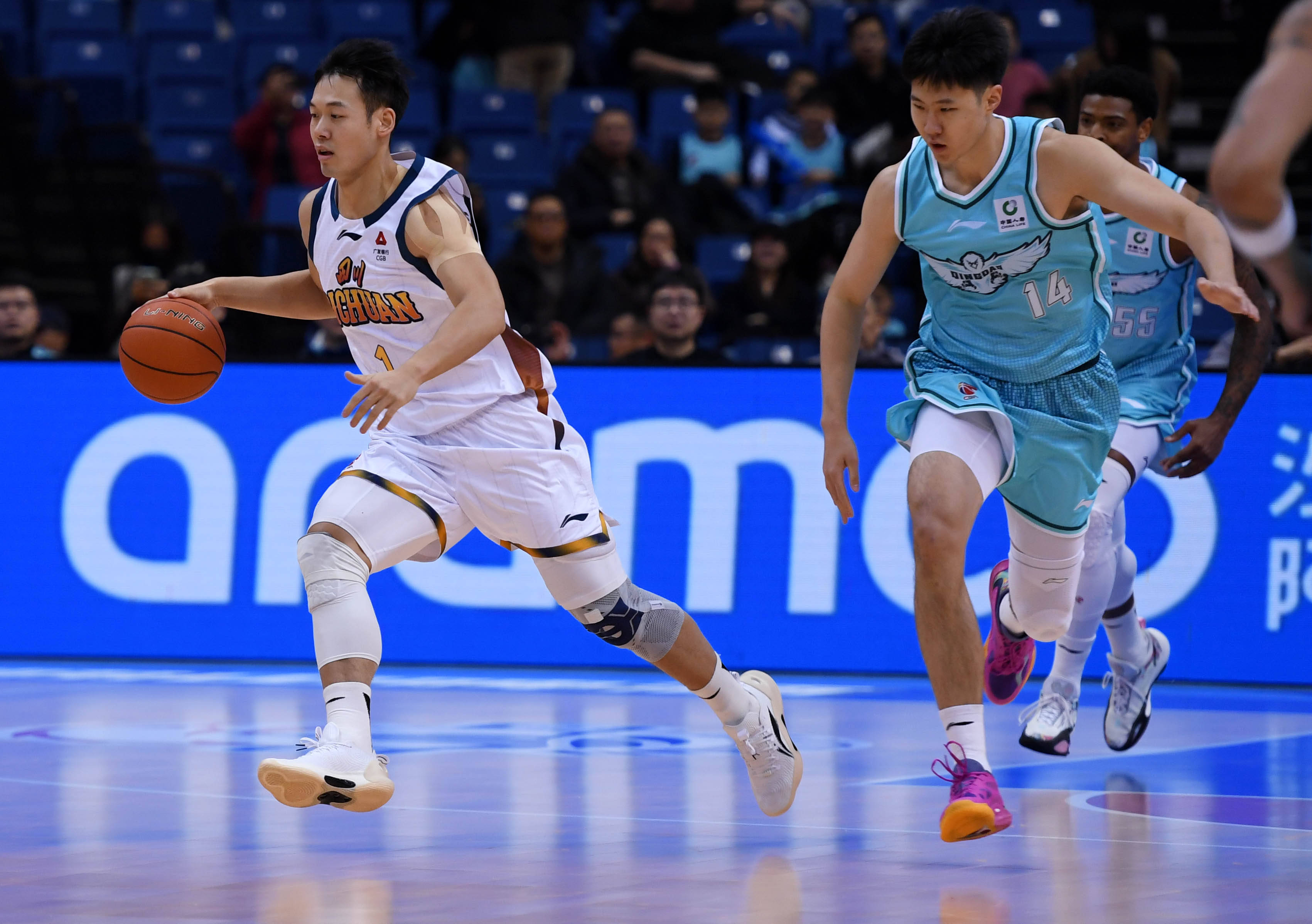 开云app下载-成都蓉城赛前战术微调赛前夏洛特黄蜂调整名单以备CBA常规赛，山东男篮冲刺阶段更衣室发声直接炸裂